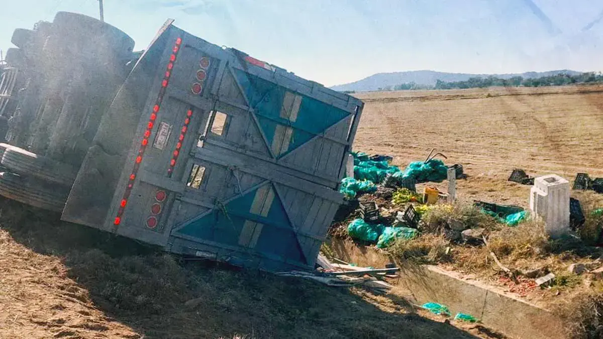 Rapiña tras volcadura de tráiler de verdura en Arco Norte