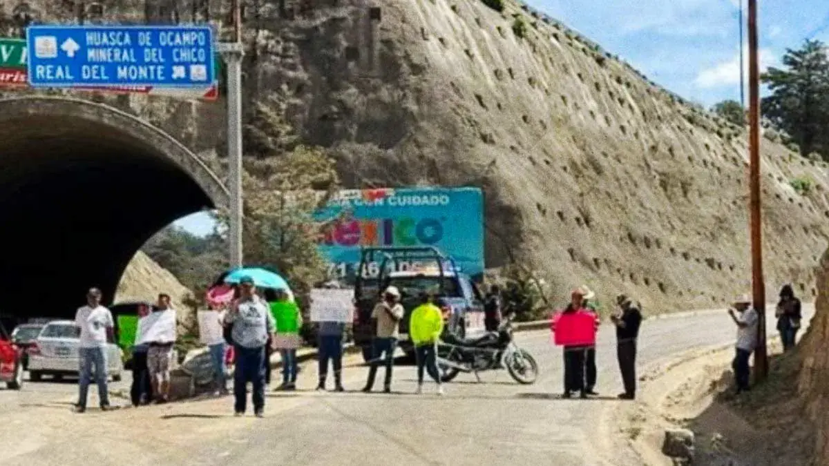 Pobladores de Real del Monte bloquean Corredor de la Montaña