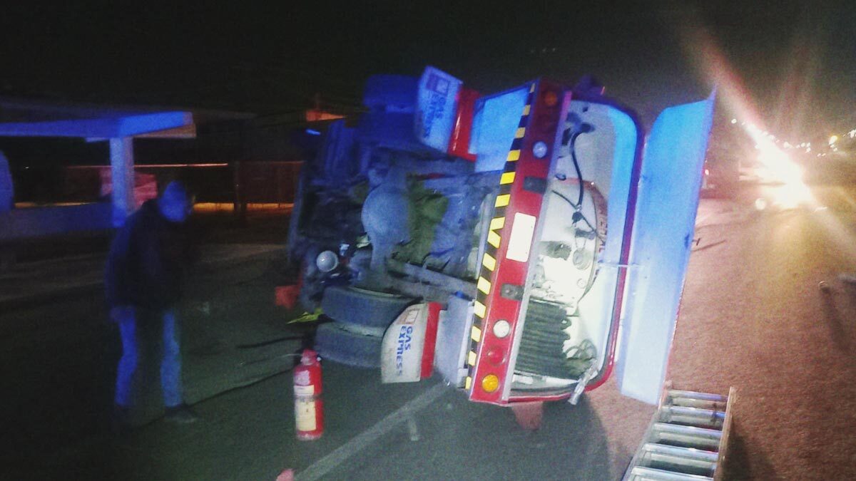 Pipa bloquea carretera federal México Pachuca en Tecámac