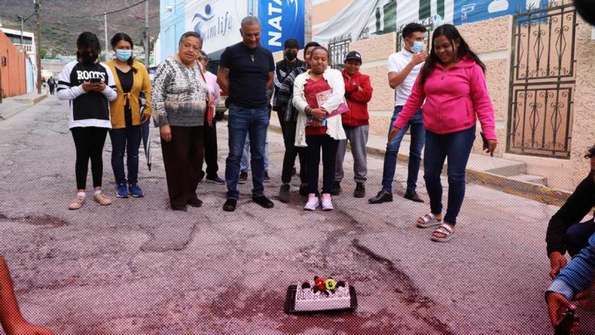 Con pastel vecinos de Pachuca celebraron bache que lleva 20 años sin reparar Noticias de