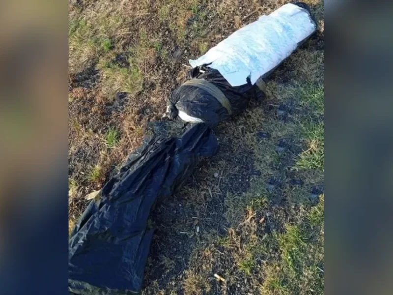 Con narcomensaje, aparece cadáver embolsado en la autopista México-Pachuca.