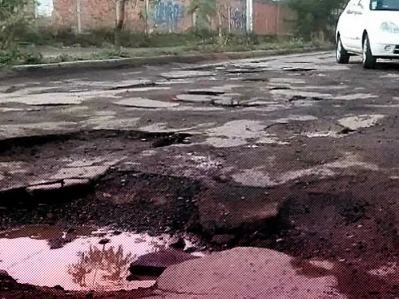 Baches en Pachuca causan miles de pesos en daños a vehículos.