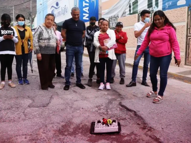 Con pastel, vecinos de Pachuca “celebraron” bache que lleva 20 años sin reparar.