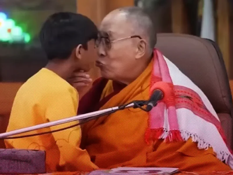 Dalai Lama se disculpa tras beso a niño en la boca: "era solo una broma".
