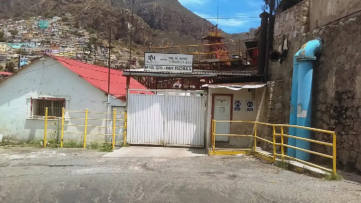 Julio Menchaca ofrece apoyo a mineros ante falta de pago en Pachuca.