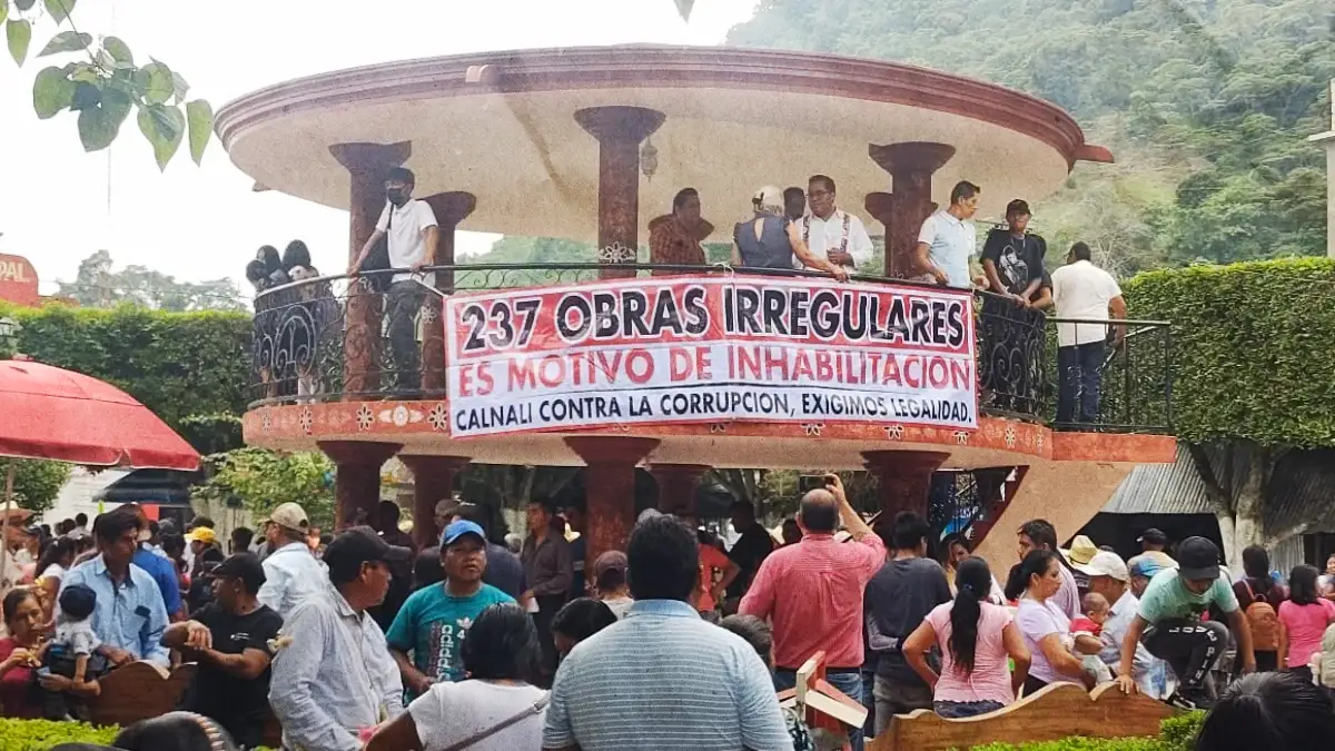 Con plantón, exigen intervención del gobierno para destituir a alcalde de Calnali por corrupción.