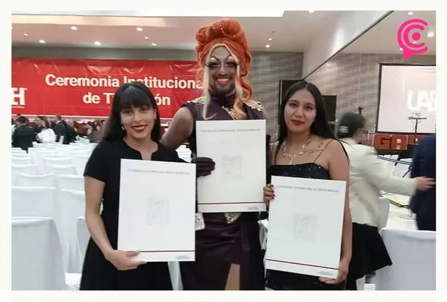 Personas se gradúan vestidas de Drag Queen en Hidalgo y Puebla.