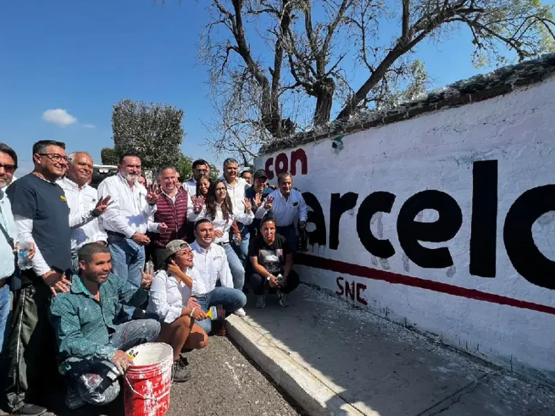 Santiago Niego pinta bardas a favor de Marcelo Ebrard en Querétaro.