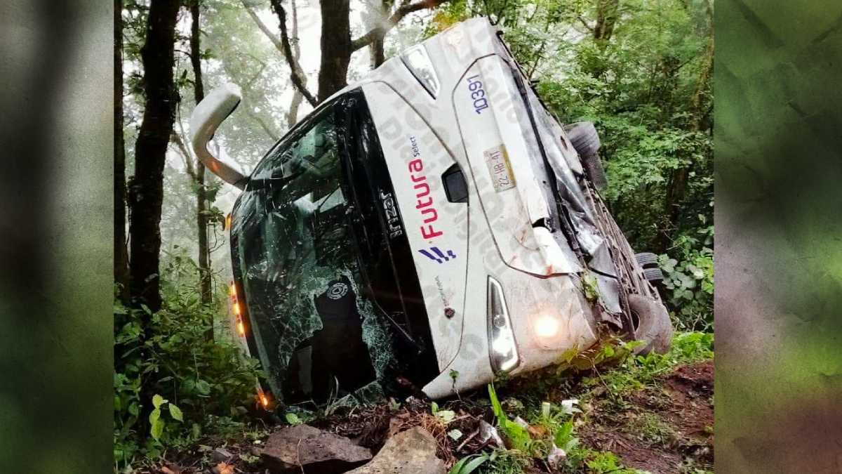 Accidente Hidalgo: Autobús Cae A Barranco En Tlanchinol