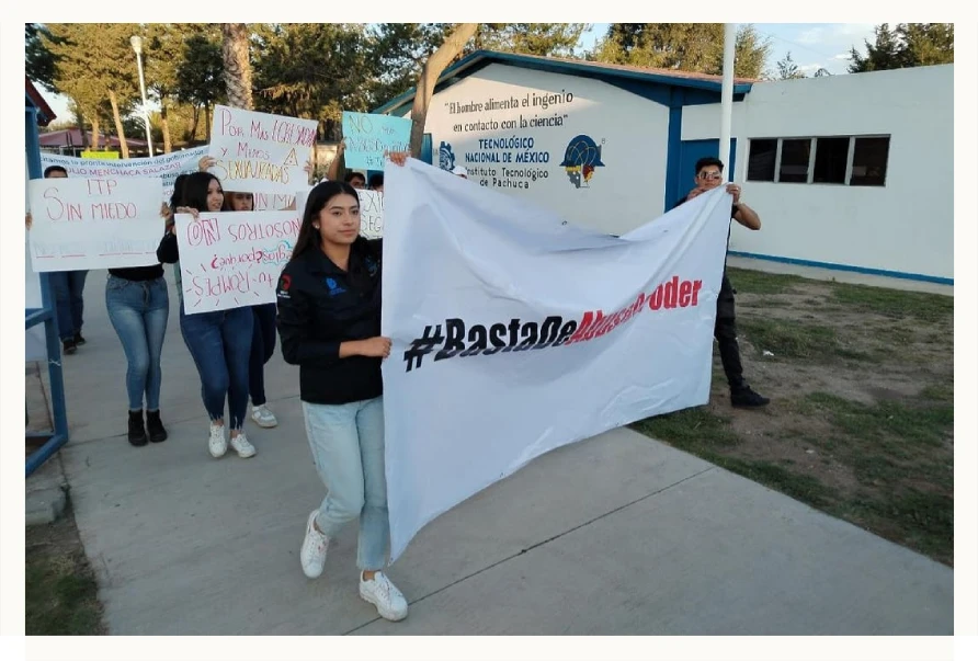 Estudiantes del Tecnológico de Pachuca realizan protesta en las instalaciones de la universidad.