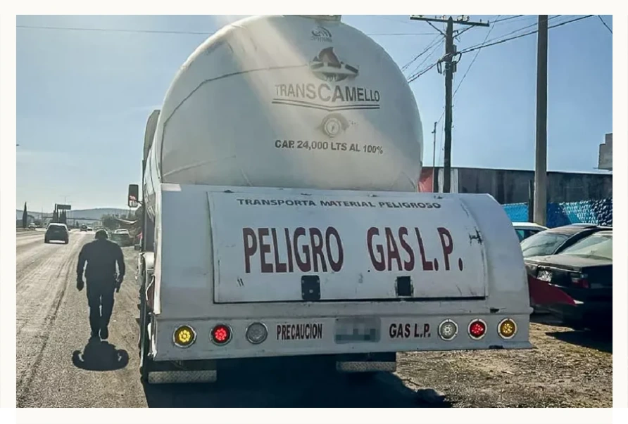 Policía Estatal Hidalgo: aseguran tractocamión con 13 mil litros de gas LP.
