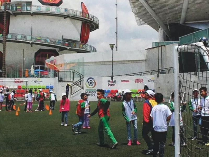 Acusan cobros indebidos e invasión de espacios públicos de Mundo Fútbol en Pachuca.