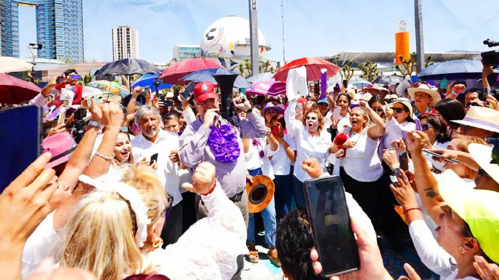 Entre porras y mariachis, mujeres arropan a Marcelo Ebrard por “campaña interna” en Pachuca.