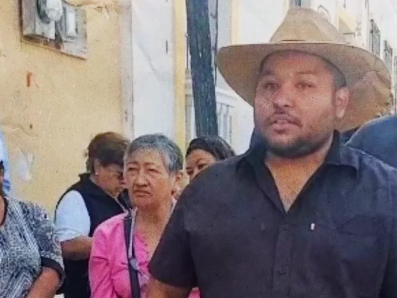Pobladores reciben a huevazos a alcalde de Zapotlán de Juárez, en Hidalgo.
