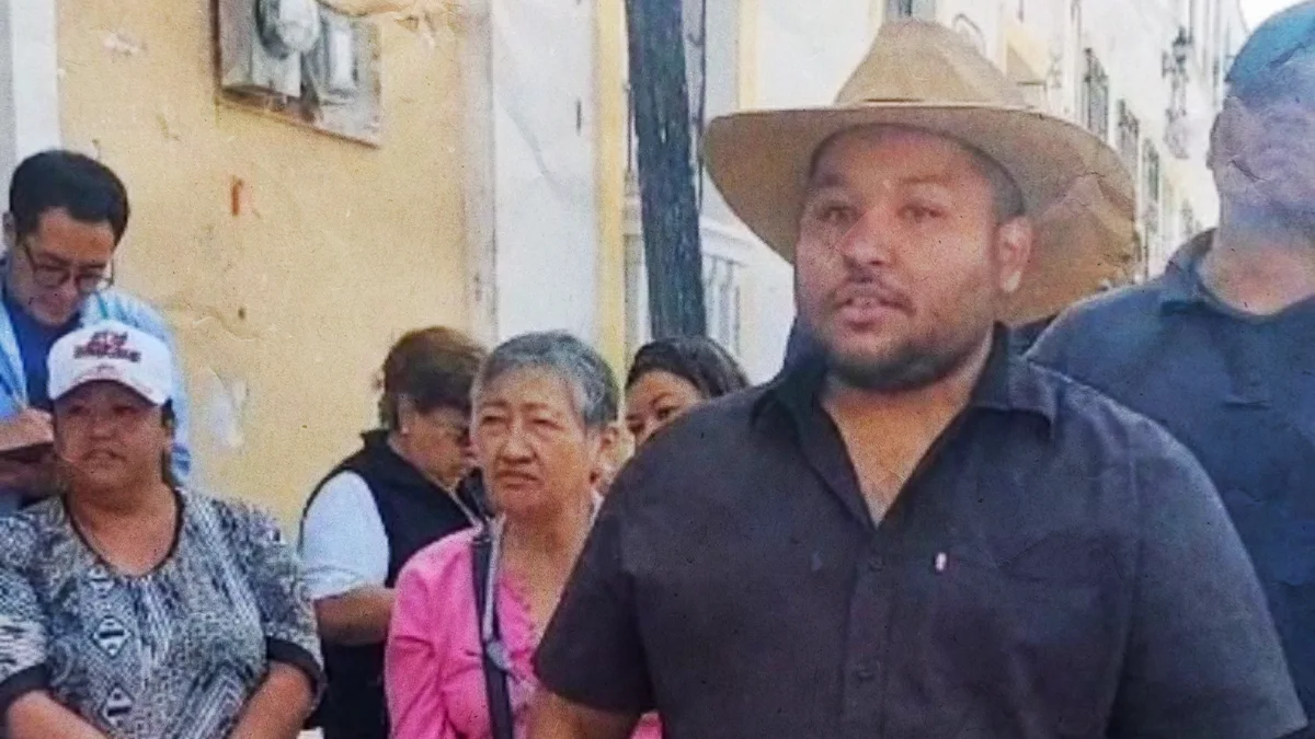 Pobladores reciben a huevazos a alcalde de Zapotlán de Juárez, en Hidalgo.