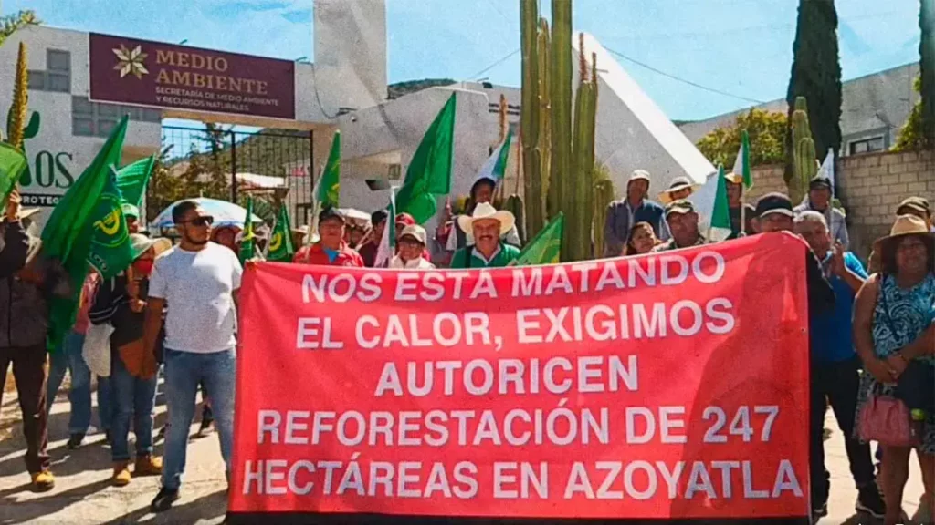 Habitantes de Azoyatla de Ocampo bloquean Semarnath; exigen reforestación.