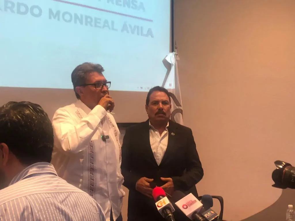 En su visita a Hidalgo, Ricardo Monreal aplaude la renuncia de Omar Fayad del PRI.