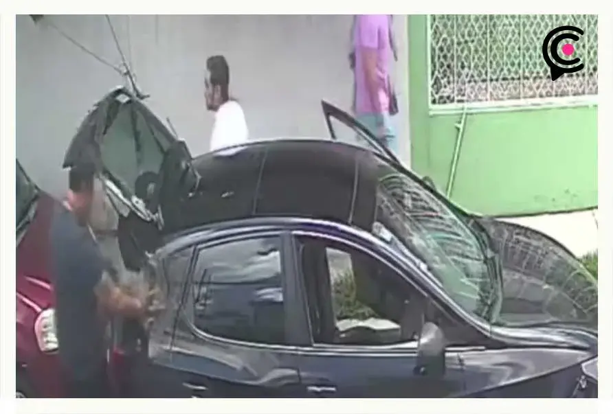 VIDEO: Fingen ser lava autos y se roban las baterías de los carros en Pachuca.