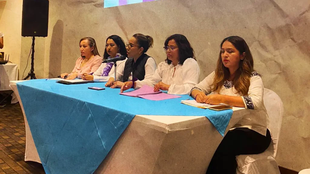 Continúa la desbandada en el PRI Hidalgo; ahora más de 100 mujeres renuncian.