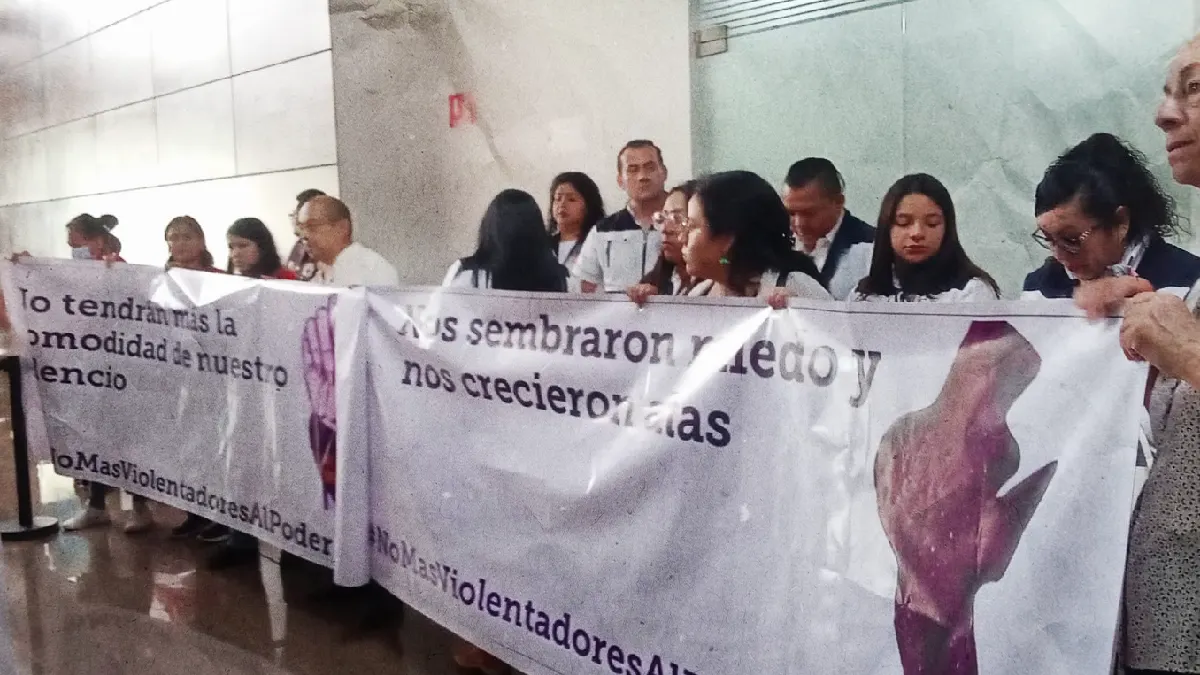 Con tercera protesta, empañan comparecencia de titular de Derechos Humanos en Congreso de Hidalgo.