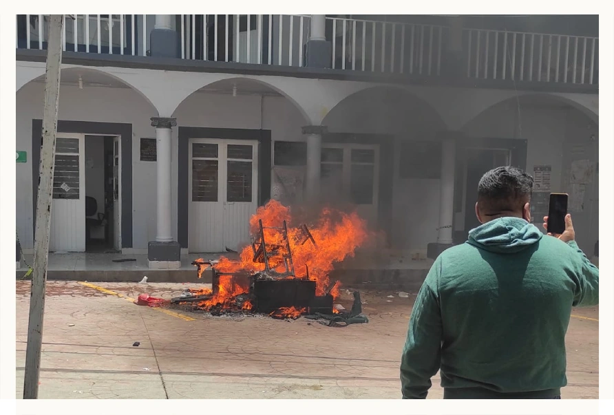 Pobladores queman patrulla tras muerte de adulto mayor por golpiza policial.