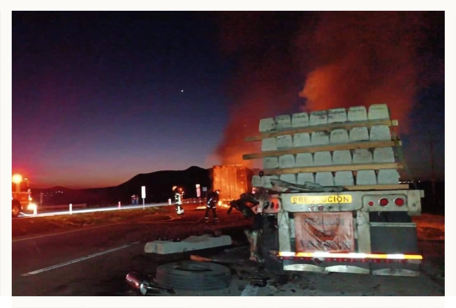 Tráileres quedan incendiados tras choque en autopista del Arco Norte.