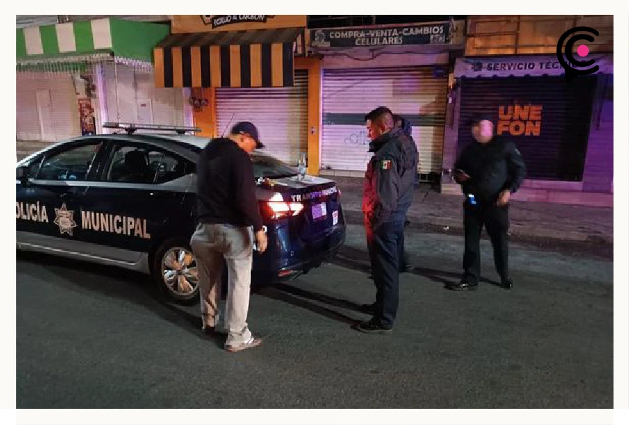 Policía detiene a persona por tirar basura en Pachuca.