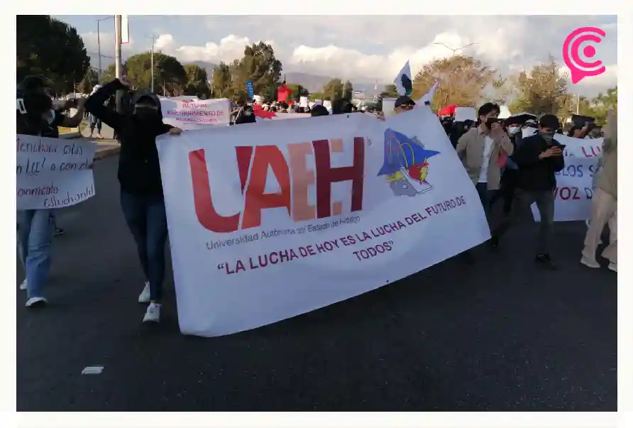 Alumnos de la UAEH manifestándose