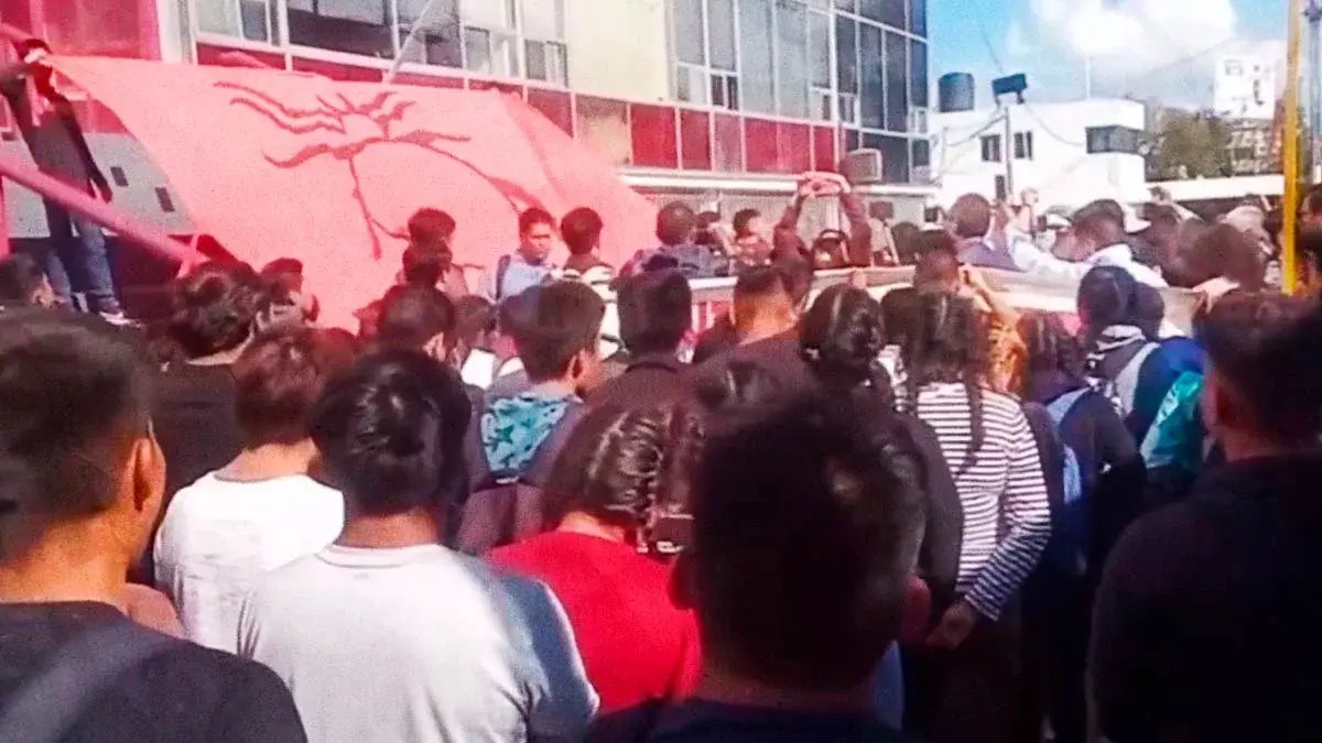 Alumnos de la Escuela Rural del Mexe protestan frente a Palacio de Gobierno en Pachuca