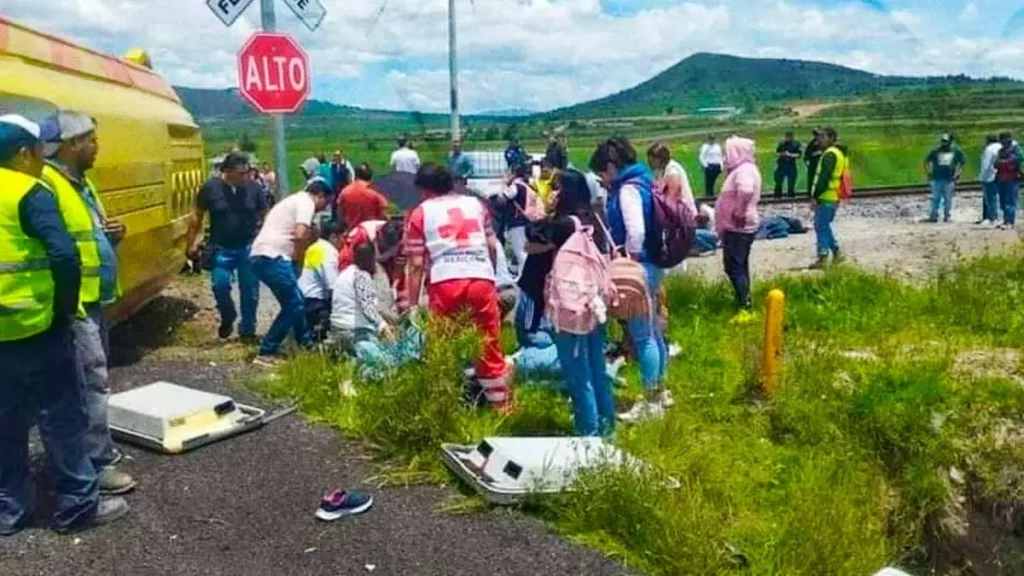 Tren arrolla a autobús de pasajeros en Emiliano Zapata, Hidalgo
