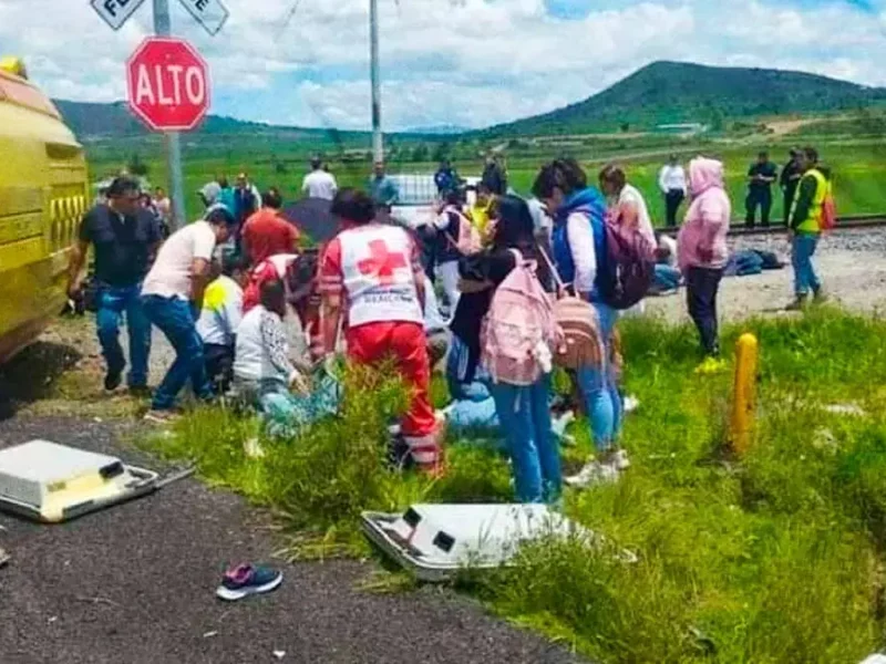 Tren arrolla a autobús de pasajeros en Emiliano Zapata, Hidalgo