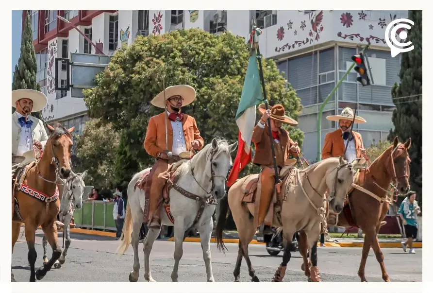 Charros durante el desfile en Hidalgo