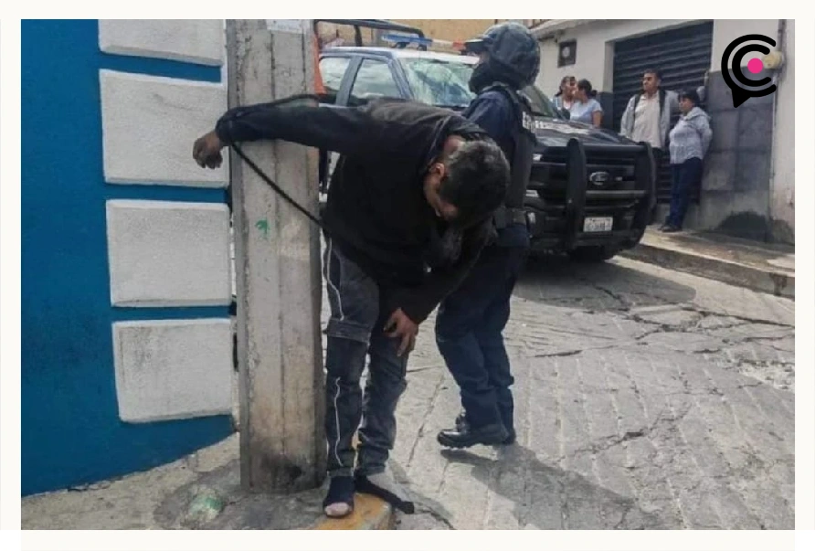 Presunto ladrón amarrado a poste por robo a casa en Pachuca.