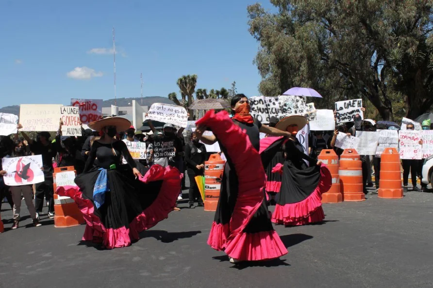 Danza, una de las expresiones de arte en la protesta contra la UAEH.