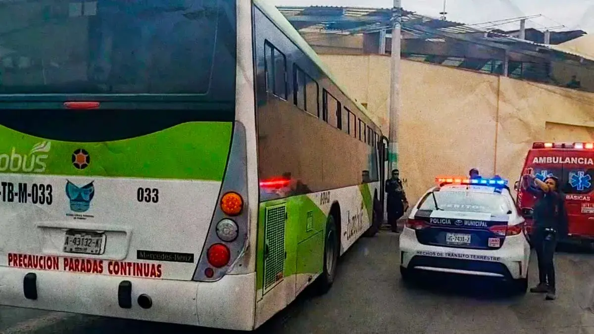 Tuzobús se queda sin frenos y provoca choque en Centro de Pachuca