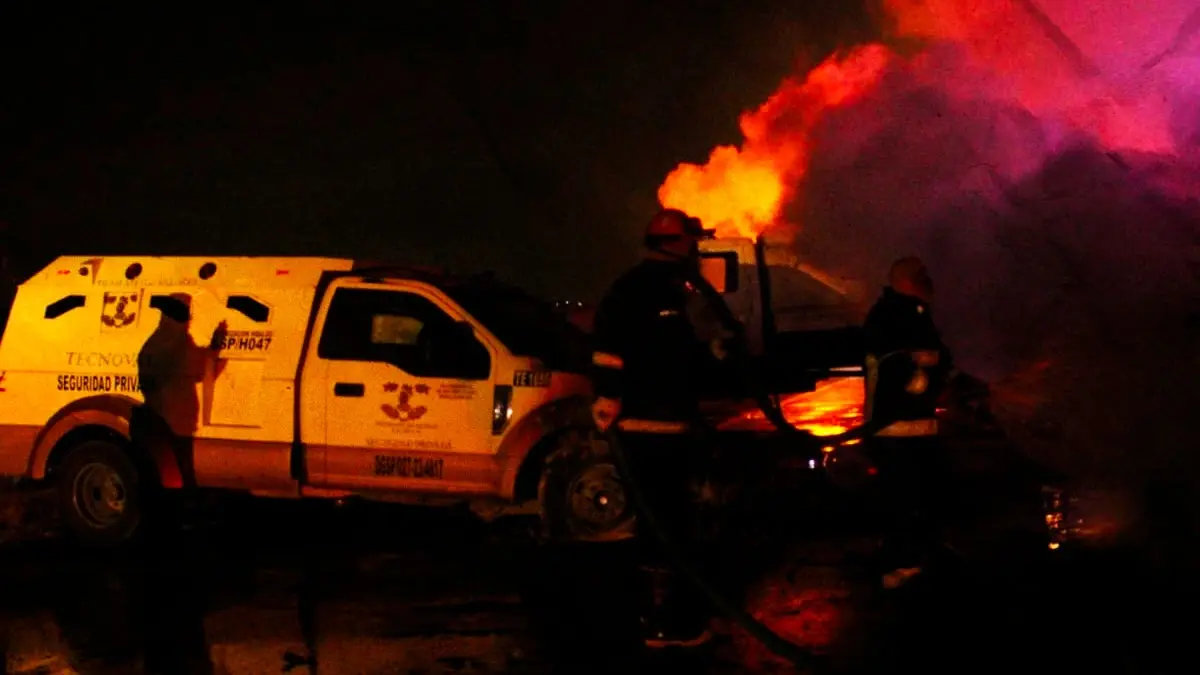 Camioneta de valores y tráiler sufren accidente en autopista México-Pachuca; ambas se incendian