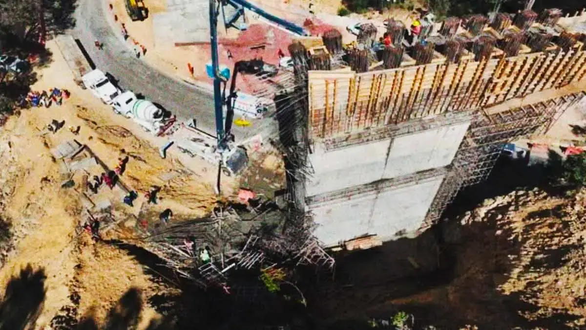 Colapsa estructura en nueva carretera Real del Monte-Huasca; hay seis trabajadores lesionados