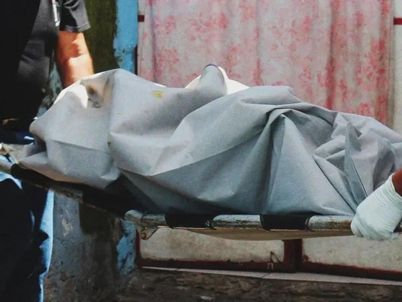 Hallan mujer muerta dentro de su departamento en Tulancingo