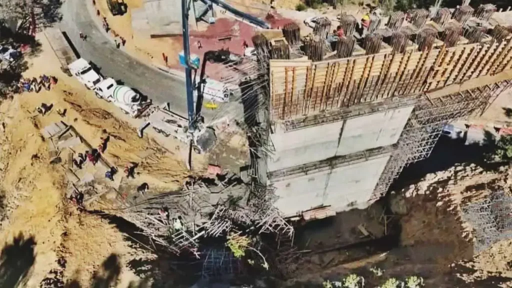 Suman cuatro muertos en colapso de estructura de la nueva carretera Real del Monte-Huasca.