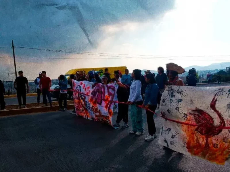 Movimiento estudiantil bloquea la carretera Pachuca-Actopan para exigir reanudación de dialogo con la UAEH