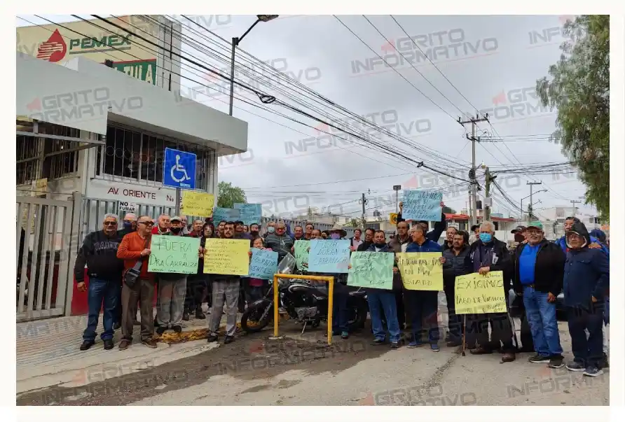 Jubilados protestan por mal servicio en el hospital Pemex de Tula de Allende