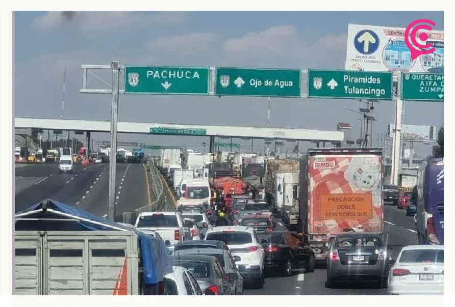 Cadetes de la Academia de Policía de Ecatepec bloquean la autopista México-Pachuca