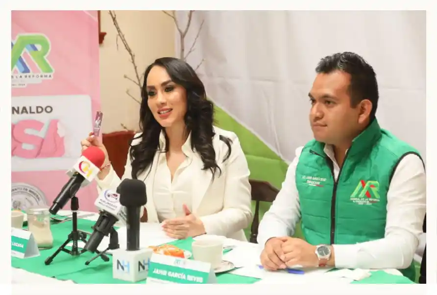 Critican a presidenta DIF por promoverse con aguinaldo rosa en Mineral de la Reforma