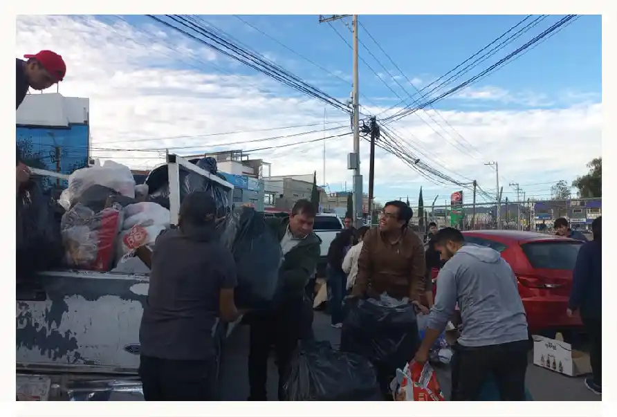 Pobladores usan sus autos o contratan camiones para la recolección de basura en Pachuca