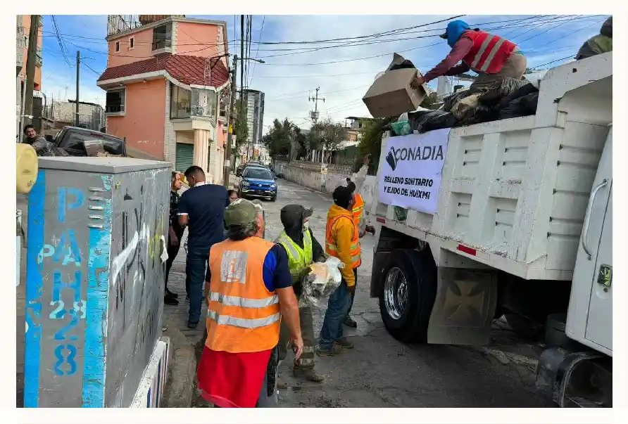 Pobladores usan sus autos o contratan camiones para la recolección de basura en Pachuca