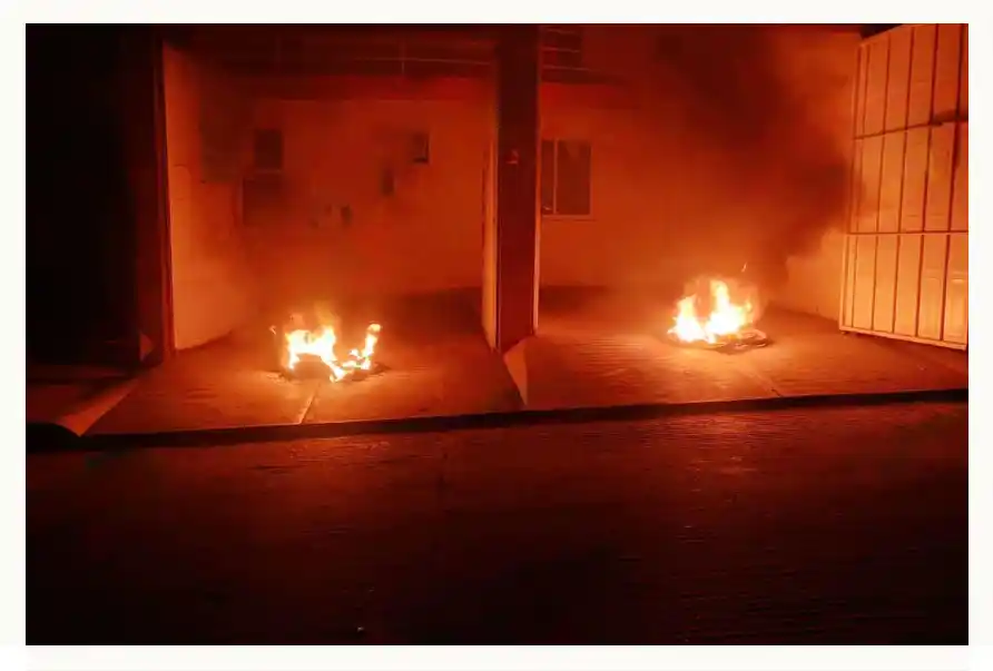 Incendian llantas frente a Ministerio Público de Mixquiahuala por muerte de menor