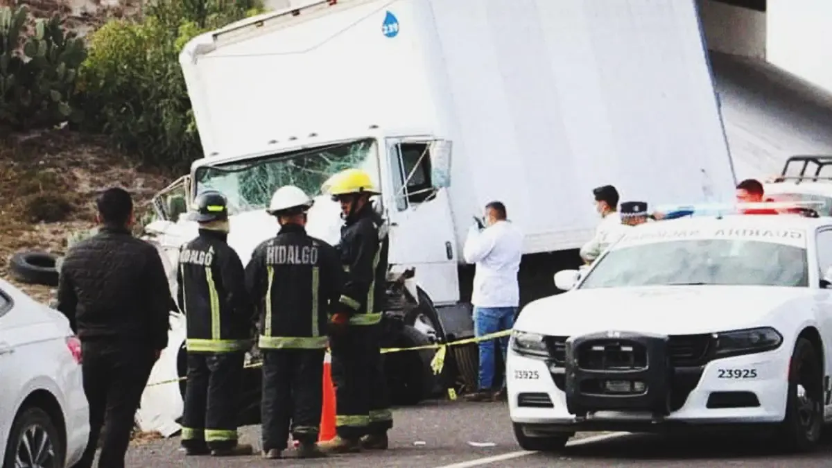 Accidente en autopista México-Pachuca deja una joven muerta; tráiler aplasta el automóvil donde viajaba