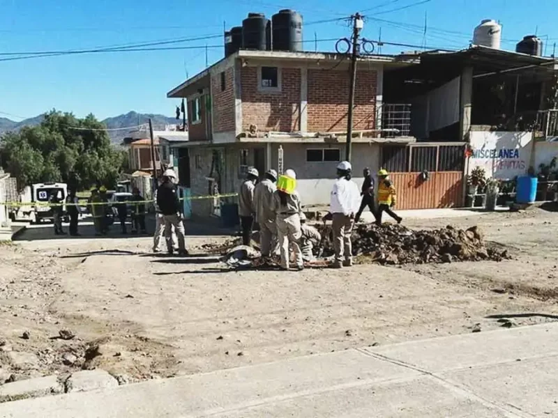 Desalojan a 60 habitantes por fuga en ducto de Pemex en Cuautepec de Hinojosa
