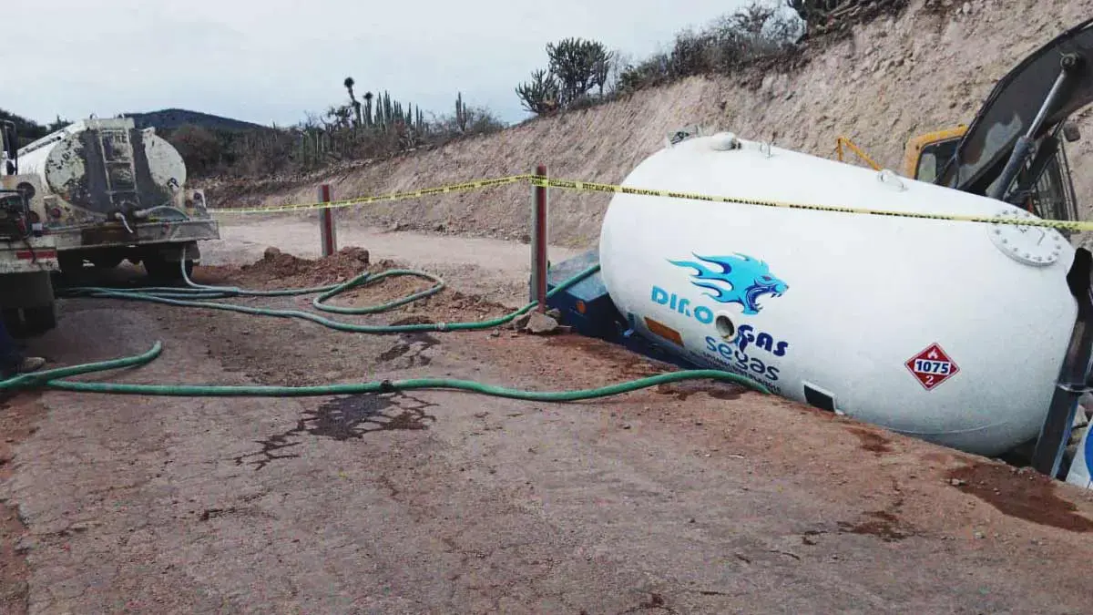 Pipa de gas LP sufre volcadura en la carretera Pachuca-Huejutla; iba a exceso de velocidad