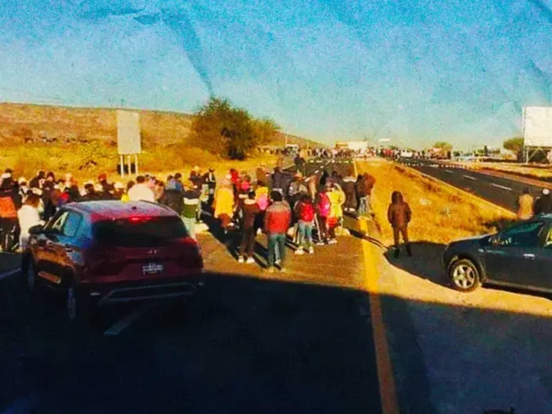 Bloquean la carretera México-Laredo, en Xuchitlán; exigen liberación del secretario general de San Salvador